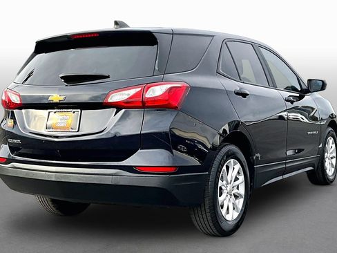 Used 2021 Chevrolet Equinox LS w/ LS Convenience Package image 2