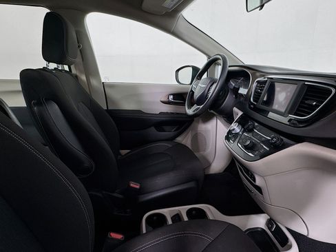 Used 2020 Chrysler Voyager LX FWD image 41