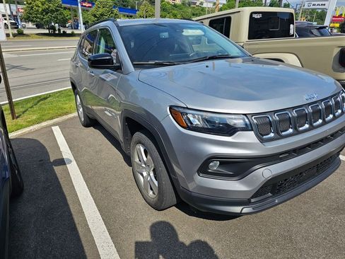 Used 2022 Jeep Compass Latitude w/ Convenience Group AWD/4WD image 1