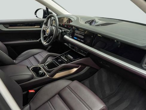 Used 2025 Porsche Cayenne S image 2