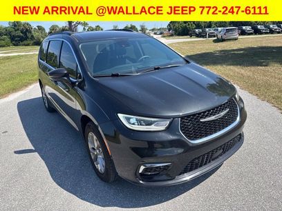 Certified 2022 Chrysler Pacifica Touring-L w/ Uconnect Theater Family Group
