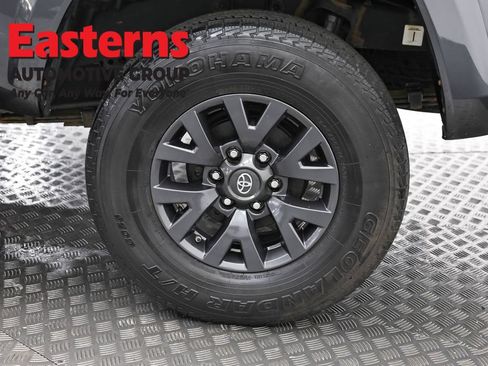 Used 2020 Toyota Tacoma SR5 AWD/4WD image 32
