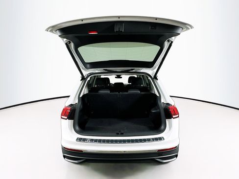 Used 2024 Volkswagen Tiguan SE image 28