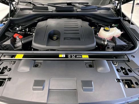 Used 2025 Land Rover Range Rover Sport SE image 9