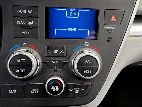 Used 2020 Toyota Sienna LE FWD image 37