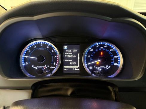 Used 2018 Toyota Highlander Plus w/ Carpet Mat Package (TMS) image 24