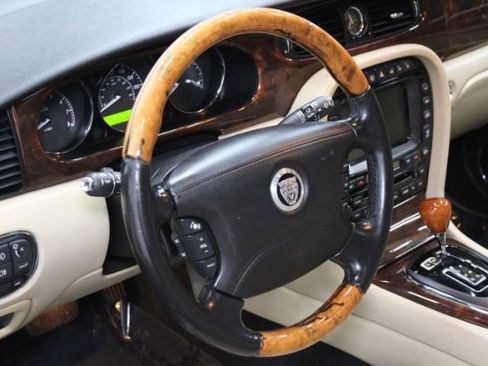 Used 2008 Jaguar XJ8 image 11
