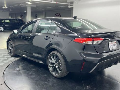 Certified 2025 Toyota Corolla SE image 3