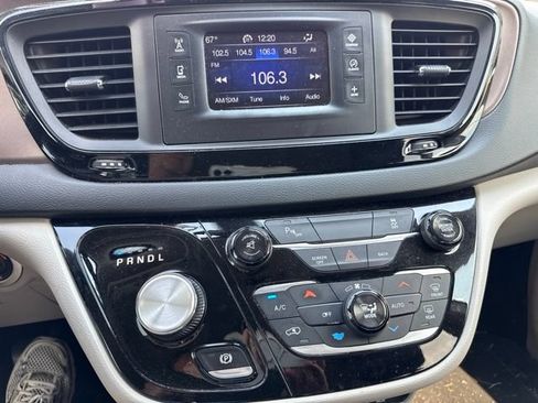 Used 2017 Chrysler Pacifica Touring-L FWD image 7