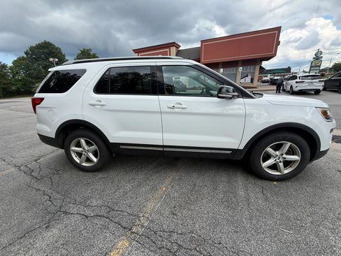 Used 2018 Ford Explorer XLT w/ Equipment Group 201A FWD image 4
