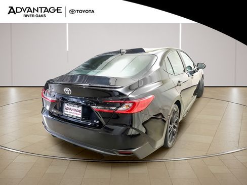 Used 2025 Toyota Camry SE FWD image 7