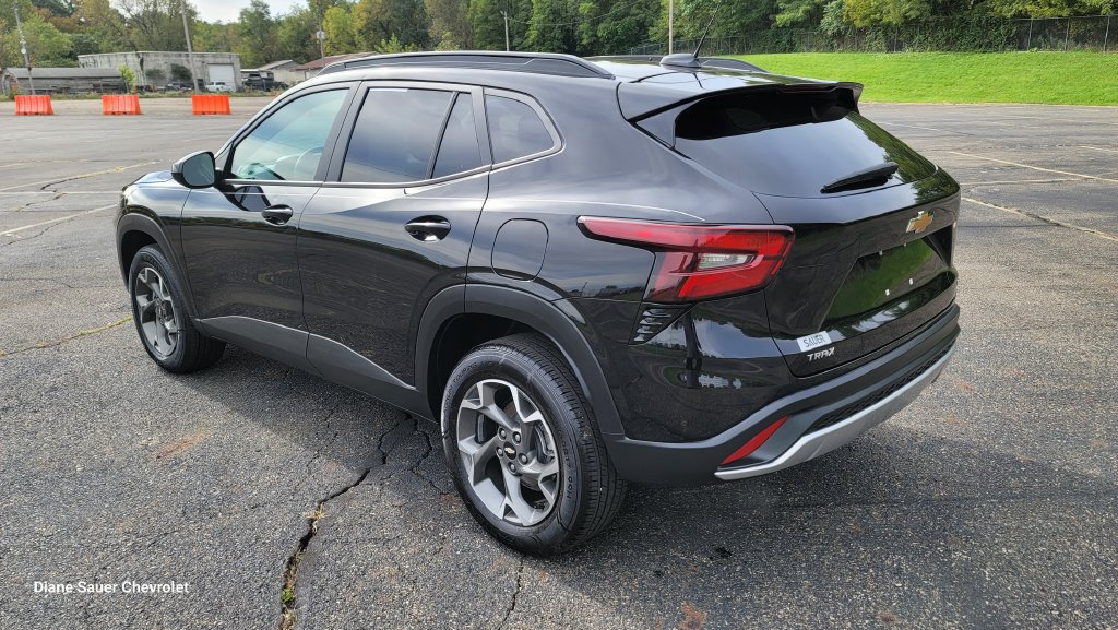 Used 2026 Chevrolet Trax LT FWD image 9