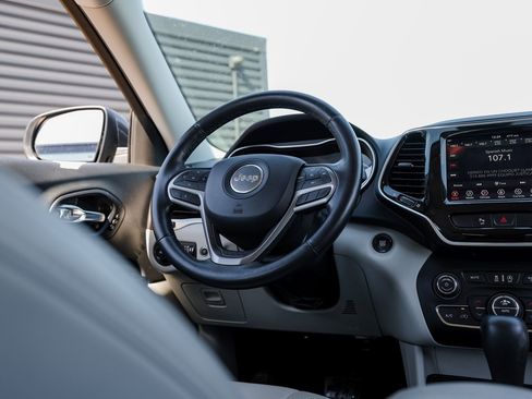 Used 2019 Jeep Cherokee Limited image 25