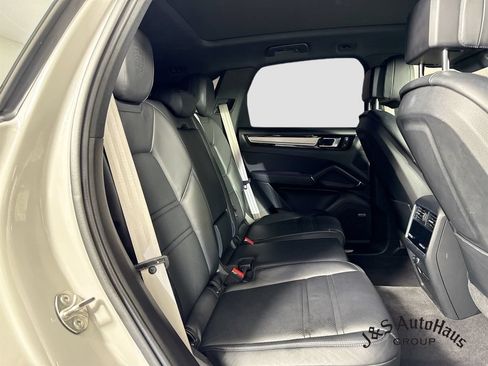 Used 2023 Porsche Cayenne Platinum Edition AWD/4WD image 35
