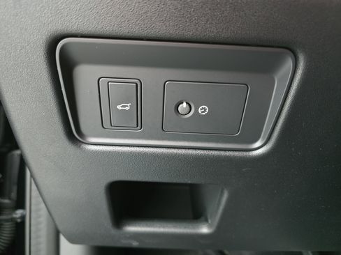 Certified 2025 Land Rover Discovery S image 27