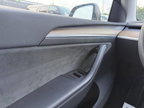 Used 2023 Tesla Model Y Long Range AWD/4WD image 32