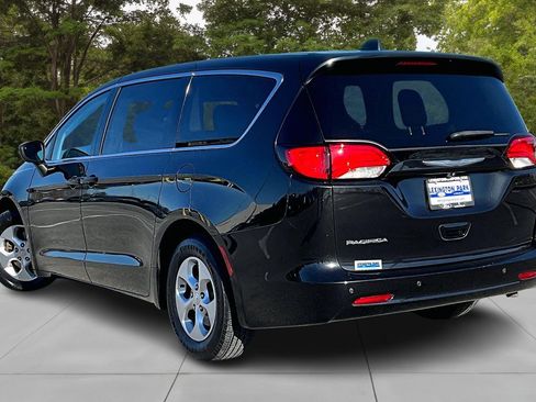 Used 2017 Chrysler Pacifica LX w/ Tire & Wheel Group image 4