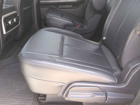 Used 2024 Ford Expedition XLT RWD image 25