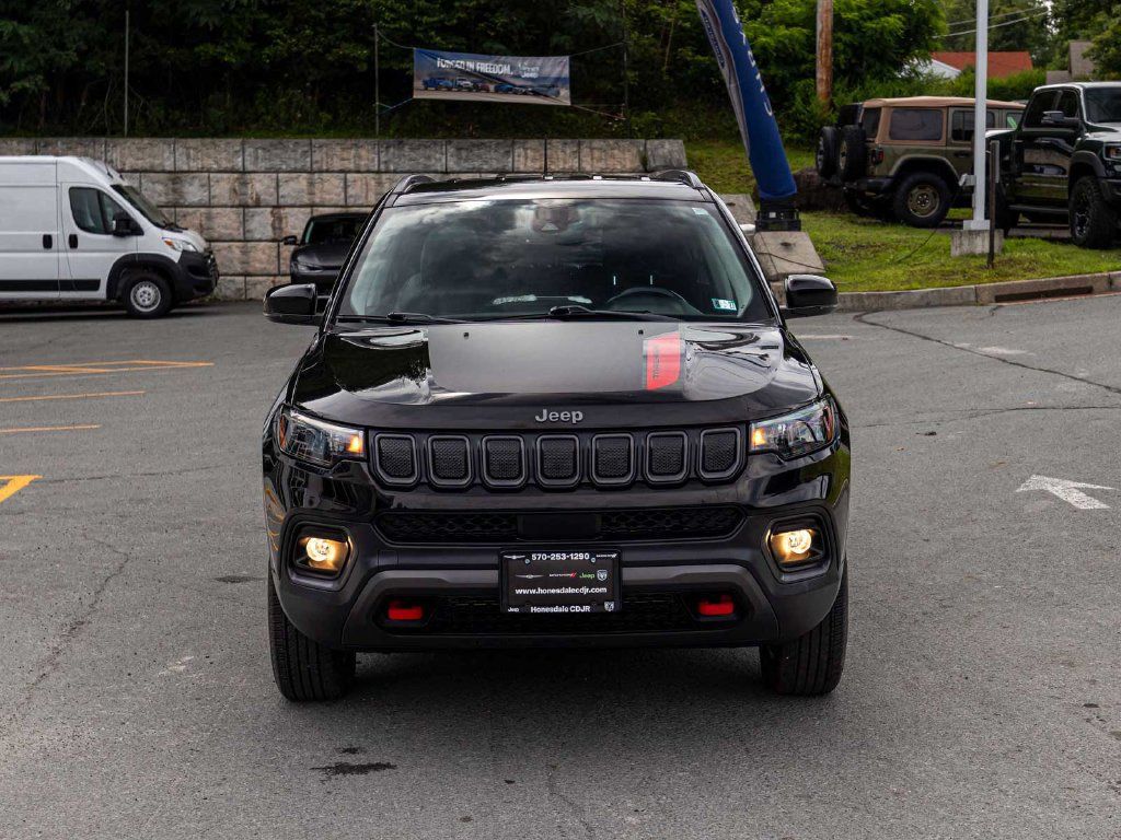 Used 2022 Jeep Compass Trailhawk w/ Trailhawk Convenience Group AWD/4WD image 2