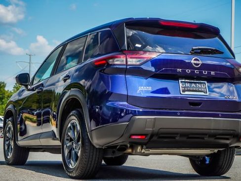 Used 2025 Nissan Rogue SV AWD/4WD image 12