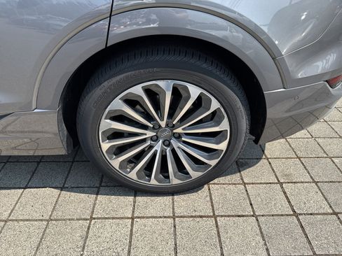 Used 2019 Audi e-tron Prestige w/ Prestige Package AWD/4WD image 12