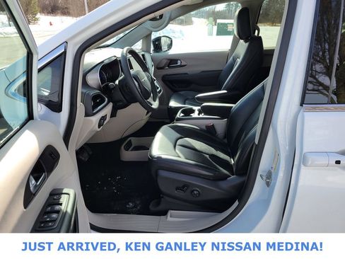 Used 2024 Chrysler Pacifica Select image 13
