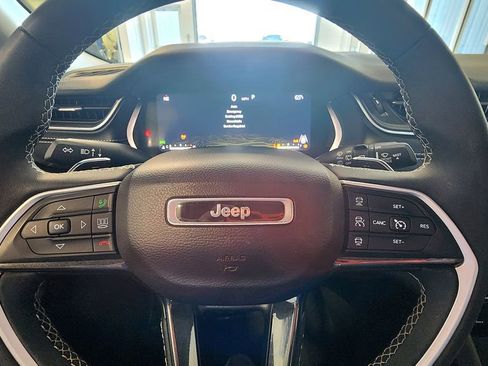 Used 2023 Jeep Grand Cherokee Laredo AWD/4WD image 19
