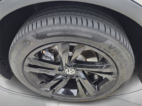 Used 2023 Volkswagen Tiguan SE R-Line image 9