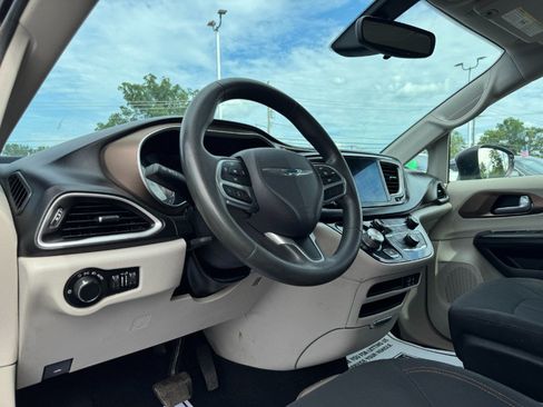 Used 2017 Chrysler Pacifica Touring FWD image 14