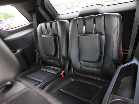Used 2017 Ford Explorer XLT w/ Equipment Group 202A AWD/4WD image 17