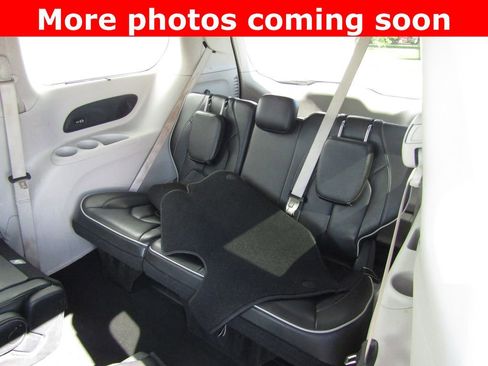 Used 2023 Chrysler Pacifica Limited FWD image 16