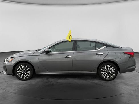 Used 2024 Nissan Altima 2.5 SV FWD image 6