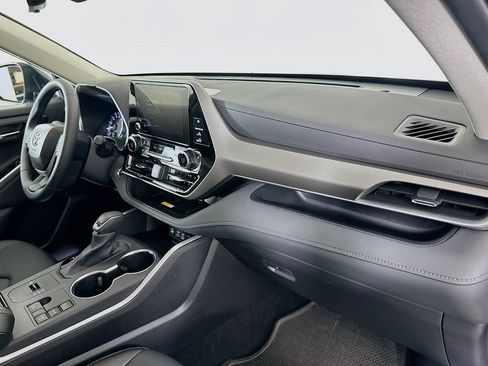 Used 2025 Toyota Highlander XLE FWD image 31