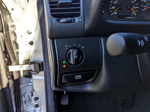 Used 2002 Mercedes-Benz CLK 320 Cabriolet image 14