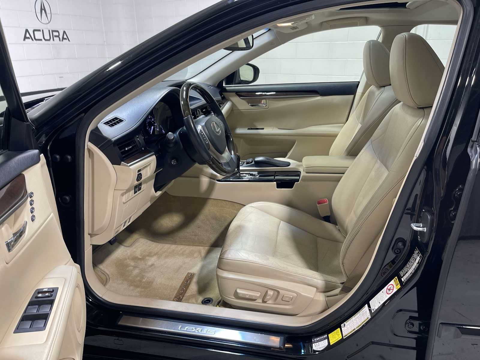 Used 2015 Lexus ES 350 w/ Luxury Package FWD image 2
