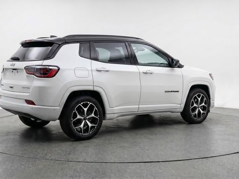 Used 2025 Jeep Compass Limited image 9
