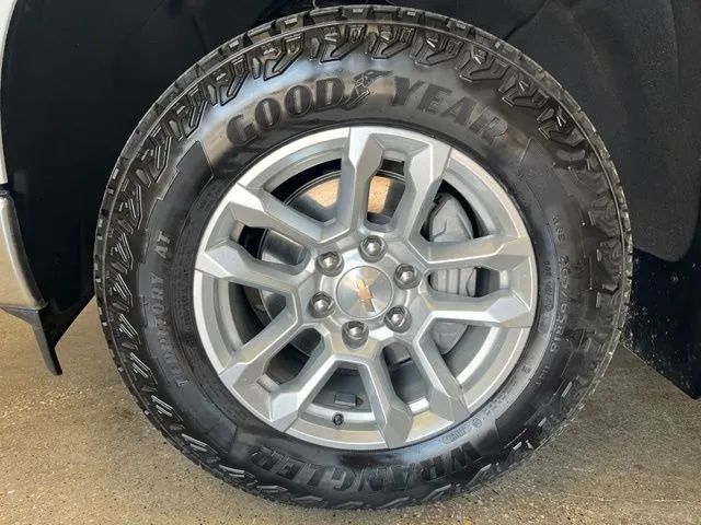 Used 2023 Chevrolet Silverado 1500 LT AWD/4WD image 28