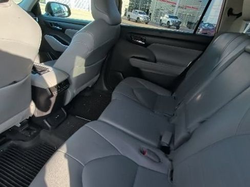 Used 2021 Toyota Highlander XLE AWD/4WD image 17