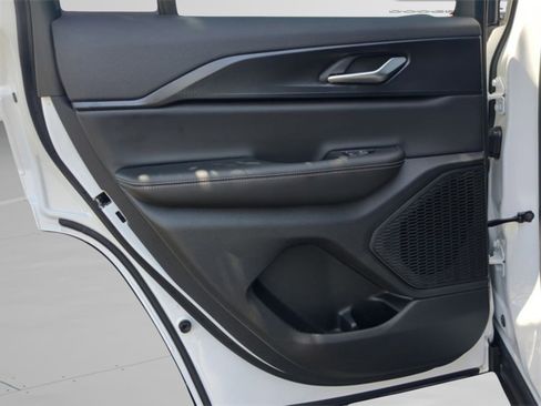 Used 2025 Jeep Grand Cherokee Laredo X w/ Luxury Tech Group I image 16