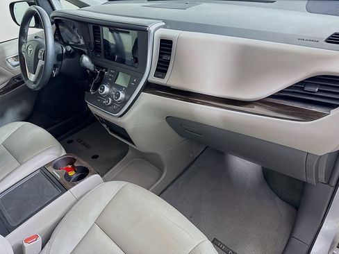 Used 2015 Toyota Sienna XLE image 31