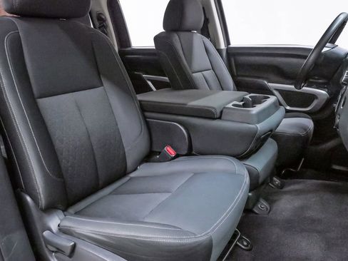 Used 2017 Nissan Titan SV image 14