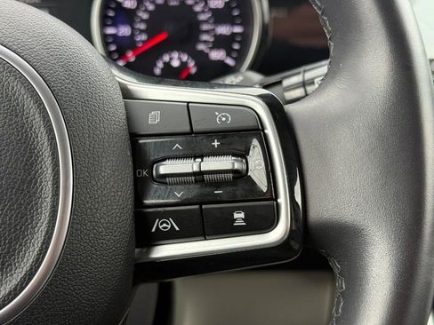 Used 2024 Kia Carnival EX image 16