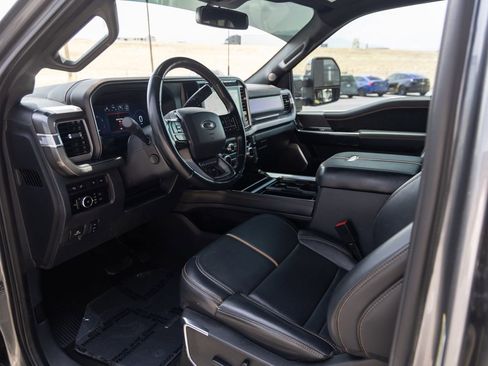 Used 2024 Ford F350 Platinum w/ FX4 Off-Road Package image 15