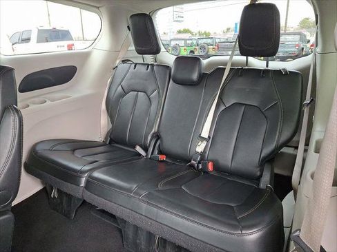 Certified 2024 Chrysler Pacifica Touring-L image 11
