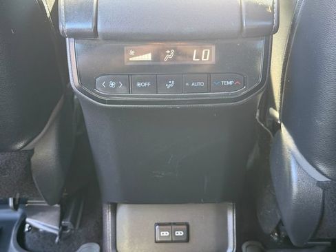 Used 2022 Toyota Highlander XLE FWD image 17