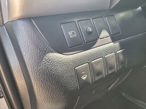 Used 2019 Toyota Highlander LE AWD/4WD image 17