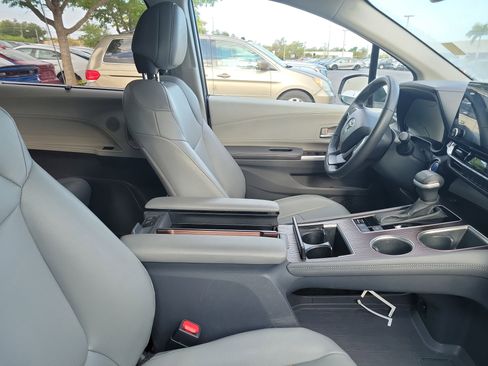Certified 2023 Toyota Sienna XLE image 10