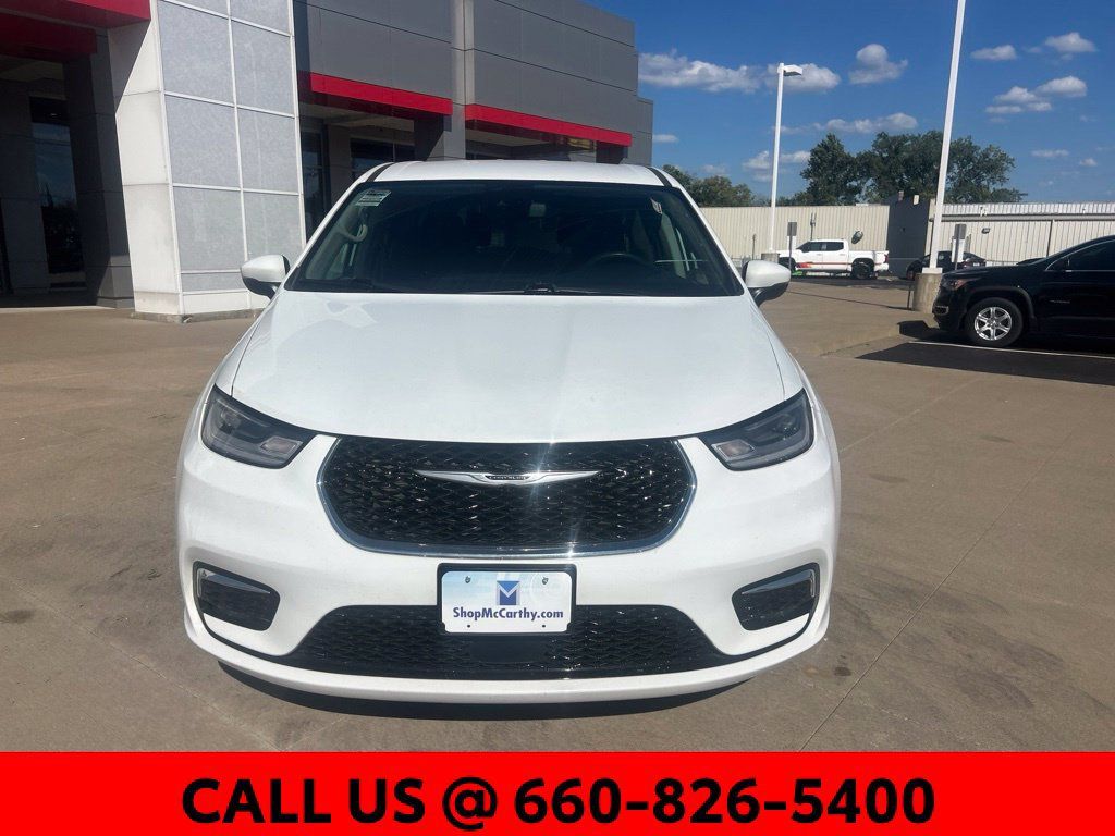 Used 2023 Chrysler Pacifica Touring-L FWD image 3