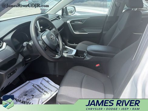 Used 2025 Toyota RAV4 XLE AWD/4WD image 2