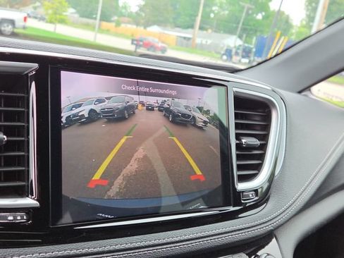 Used 2025 Chrysler Pacifica Limited FWD image 13